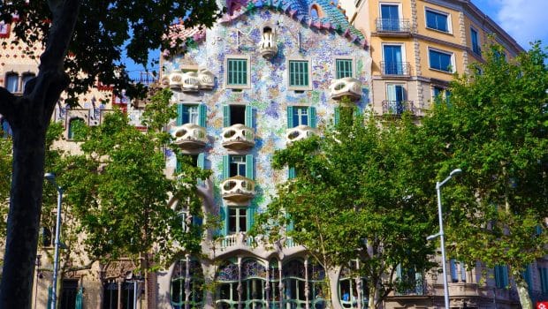 Passeig de Gràcia alberga Casa Batlló y algunas de las tiendas y hoteles más elegantes de Barcelona