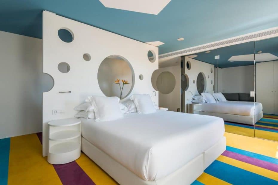 Habitació Colorida al Room Mate Pau - Millors hotels per a un cap de setmana a Barcelona