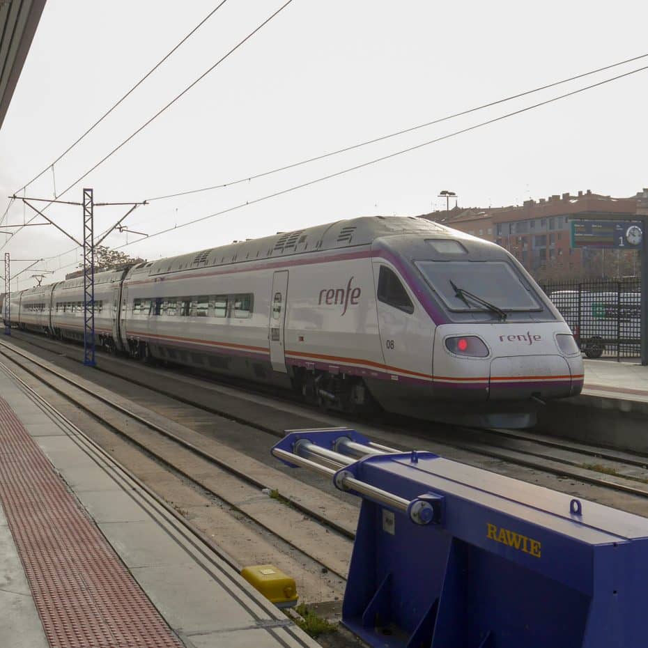 La stazione ferroviaria di Toledo offre un comodo servizio ad alta velocità per Madrid.