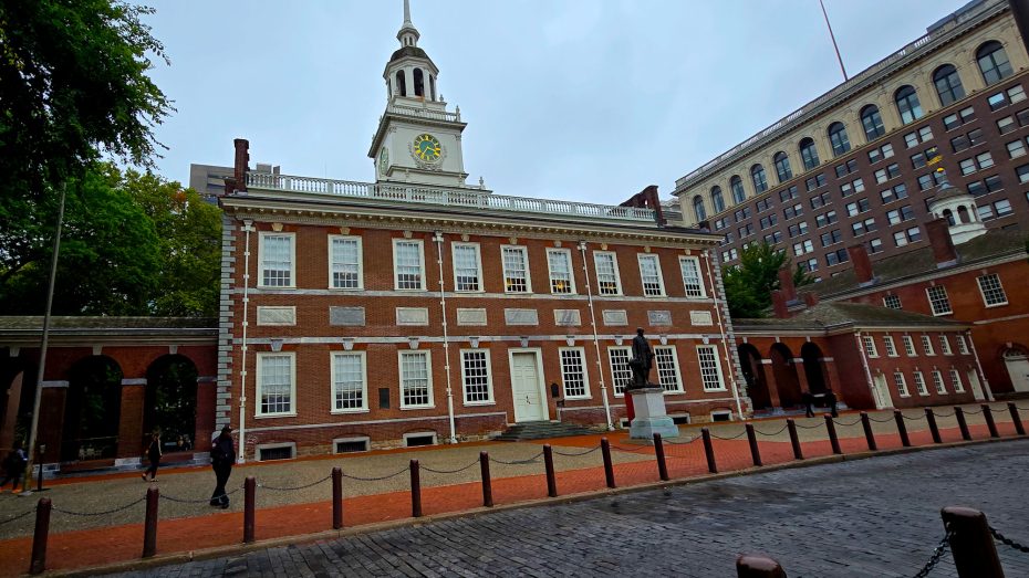 Our top recommendation for an area to stay in Philly for sightseeing is Old City. This neighborhood is celebrated for its rich history, charming colonial buildings, and Independence-era landmarks.