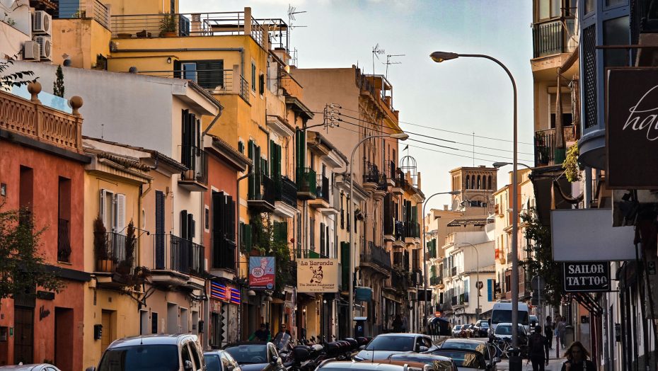 Situat a l'oest del casc antic, Santa Catalina és famós pel seu esperit bohèmic i el seu ambient cosmopolita. El barri es caracteritza pels seus bars de moda, botigues elegants i restaurants.