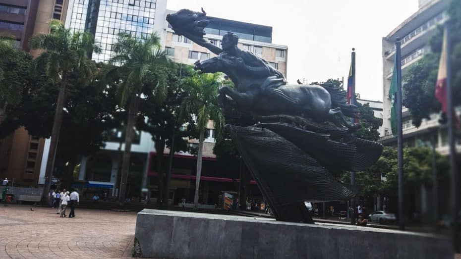 Naked Bolivar statue in Pereira