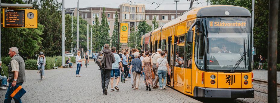 Neustadt è conosciuta per la sua vivace scena artistica e la vita notturna.