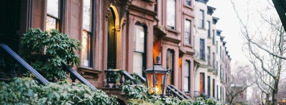 Park Slope è un'area tranquilla con molti negozi locali, caffè e bellissime case in pietra arenaria