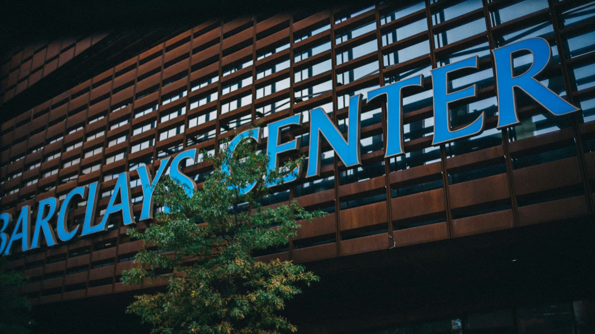 Il Barclays Center è un luogo di sport e intrattenimento a Downtown Brooklyn