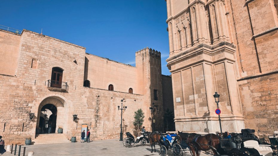 El nucli antic inclou les principals atraccions de Palma, com ara la catedral i el palau de l'Almudaina.