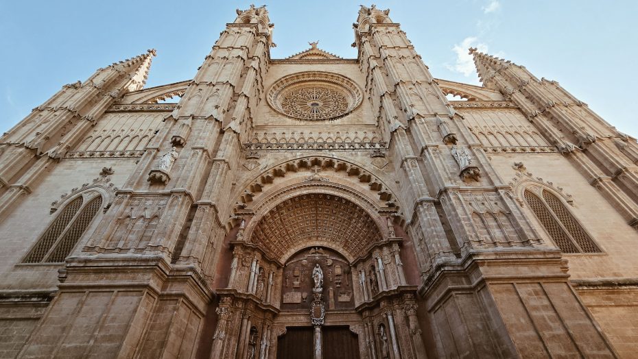 El Casc Antic, o Ciutat Vella, és conegut pels seus encantadors carrers estrets, la seva arquitectura medieval i el seu ambient vibrant. Alberga llocs emblemàtics com la Catedral de La Seu i el Palau Reial de l'Almudaina.