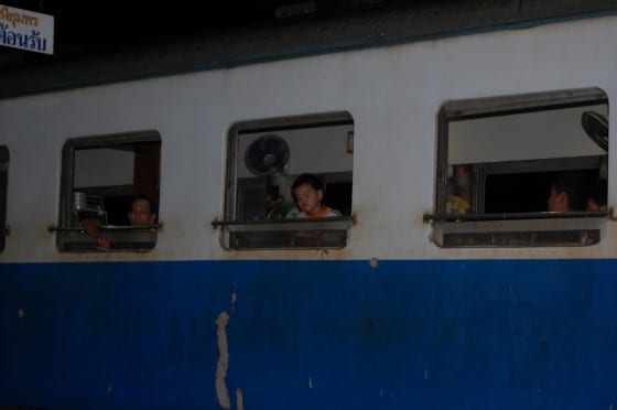 tren_tailandia-gente Pasajeros de segunda clase