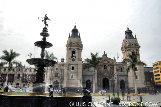 Catedral de Lima y fuente de la plaza Mayor