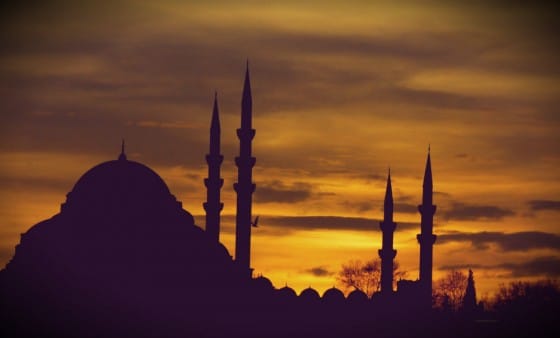 Atardecer en Estambul con la silueta de una mezquita