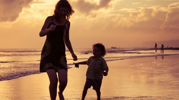 Madre e hijo vía Shutterstock
