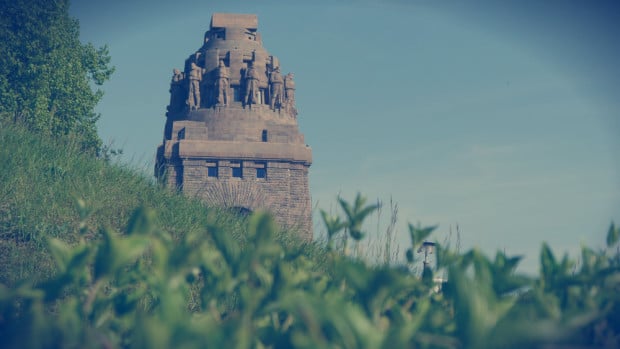 Völkerschlachtdenkmal asomándose tras una colina