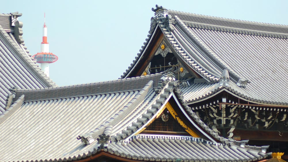 Techos del palacio imperial y Kyoto Tower al fondo