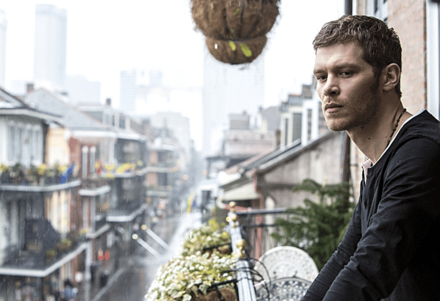 Uno de los protagonistas de la serie "The Originals" en un balcón del barrio Francés