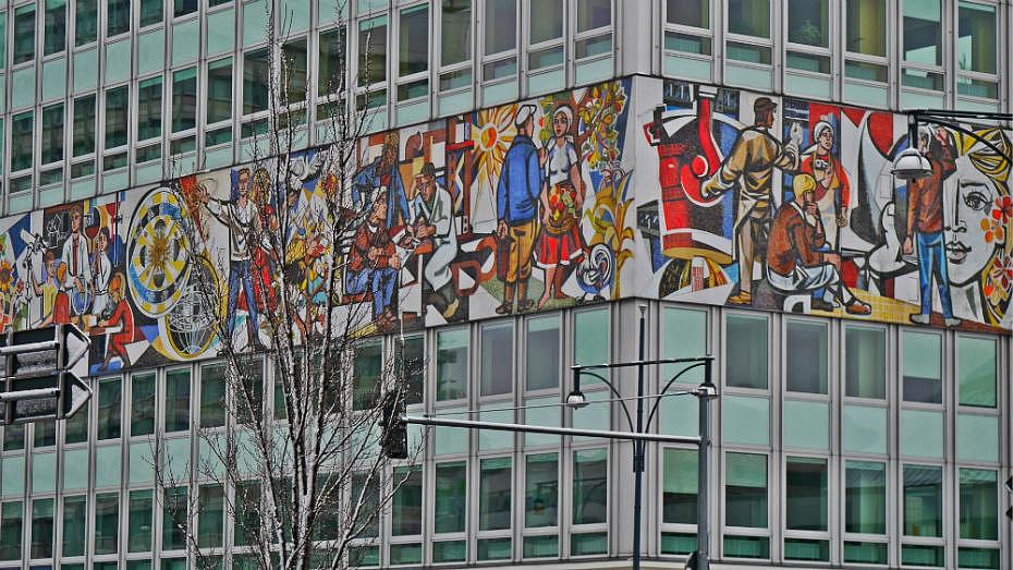 Qué ver en Alexanderplatz - Mural comunista en la Haus des Lehrers
