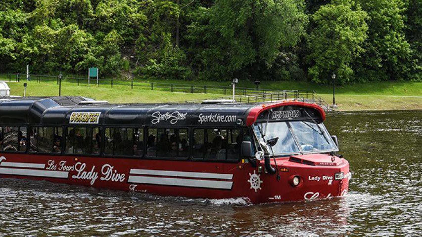 El autobús turístico anfibio es una de las actividades imperdibles que hacer en Ottawa