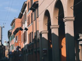 On dormir a Bolonya, Itàlia: Millors zones i hotels