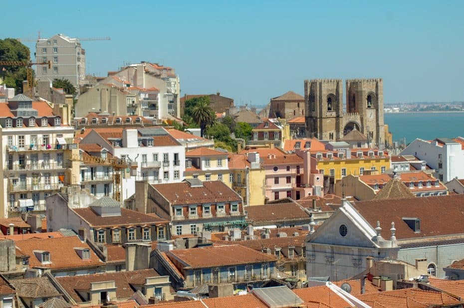 Vistas de Lisboa - Primer plano de la Catedral desde Santa Justa