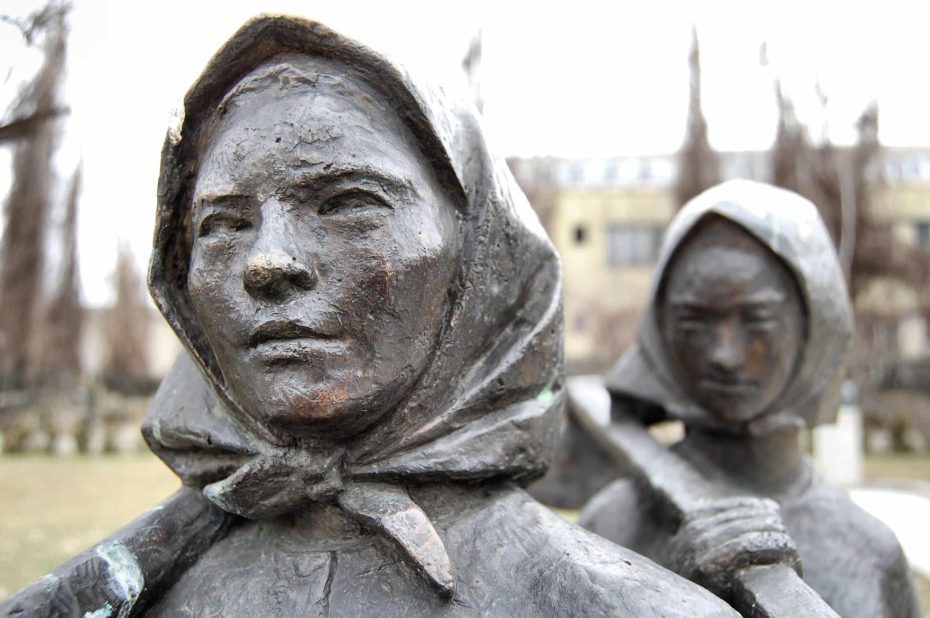 Estatuas que glorifican a los trabajadores del campo en el Museo Socialista de Sofía