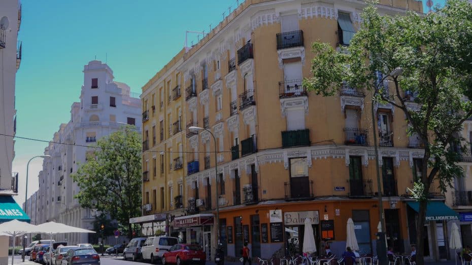 Chamberí ofrece una vida nocturna más relajada, centrada en bares íntimos y tabernas tradicionales.