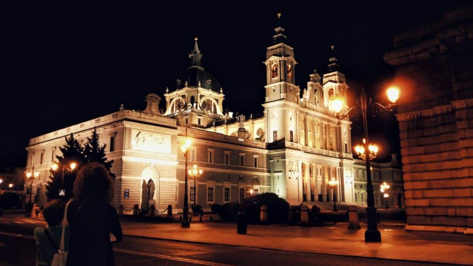 Sol, Los Austrias e Palacio sono la vivace zona centrale di Madrid, dove si trovano molti bar di tapas tradizionali, club e taverne storiche.