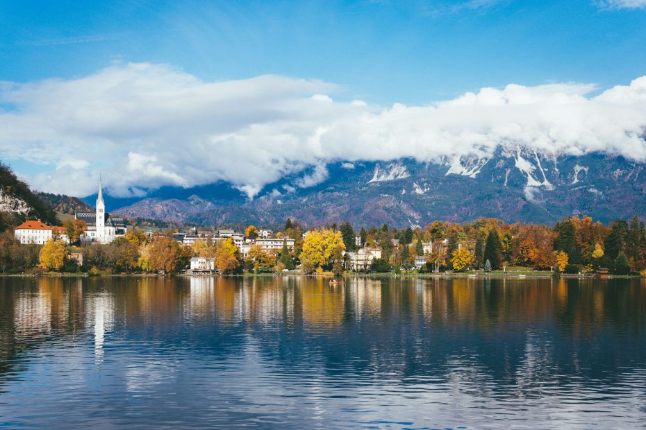 Il centro di Bled offre la comodità della vicinanza a negozi, ristoranti e trasporti pubblici. È un'ottima scelta per chi vuole essere nel vivo delle attività.