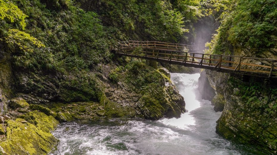 Alojarse cerca del desfiladero de Vintgar es ideal para quienes buscan explorar paisajes naturales. El desfiladero de Vintgar ofrece impresionantes paisajes con sus pasarelas de madera a lo largo del río Radovna.