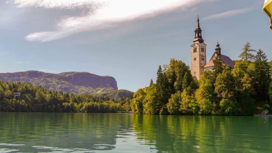 The Lakeside area offers stunning views and easy access to water-based activities like rowing, swimming, or simply relaxing by the water's edge.