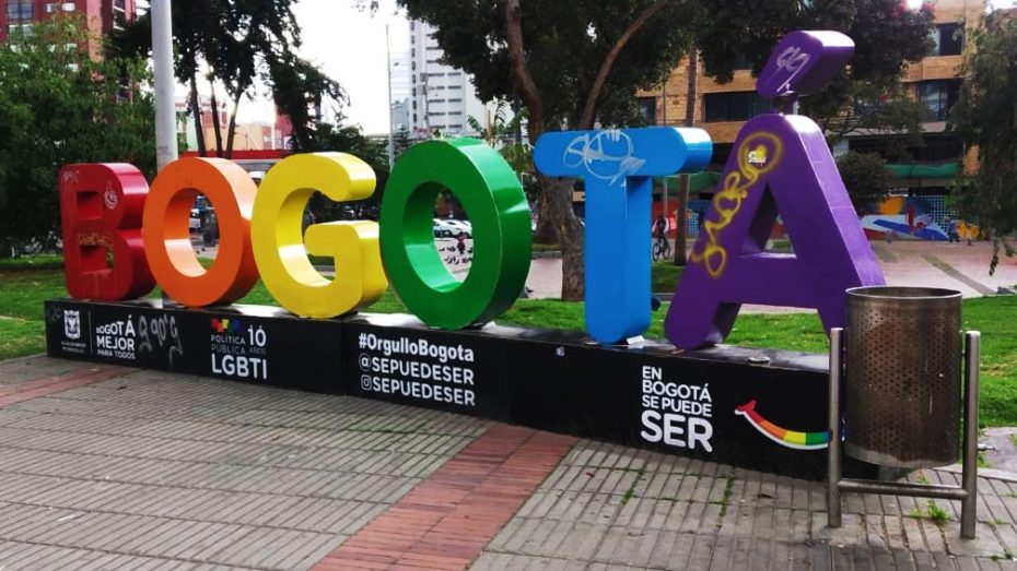 Chapinero, a medio camino entre el Centro Histórico y la Zona T, es una excelente zona donde hospedarse en Bogotá para vida nocturna