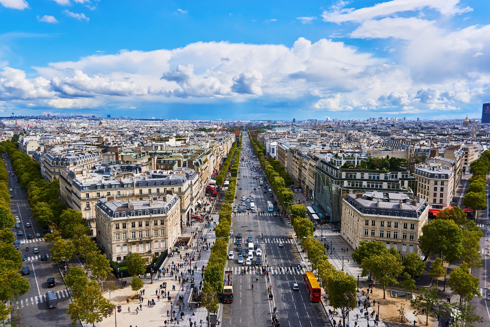 L'Avenue des Champs-Élysées s'estén des de la Plaça de la Concòrdia fins a l'Arc de Triomf i és famosa per les botigues de luxe i els hotels elegants.