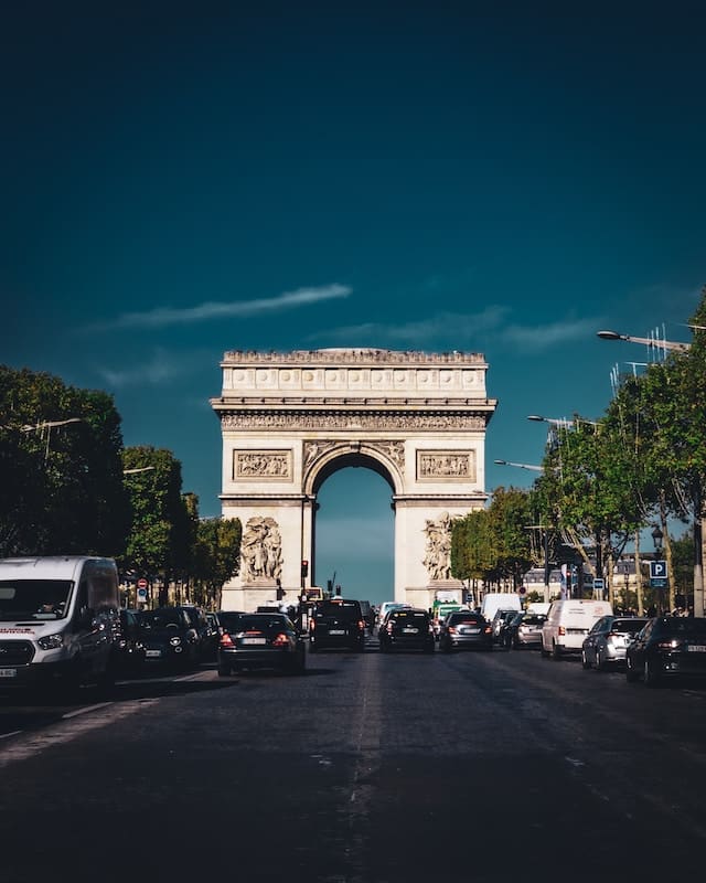 Gli Champs Elysees sono una buona zona per soggiornare a Parigi