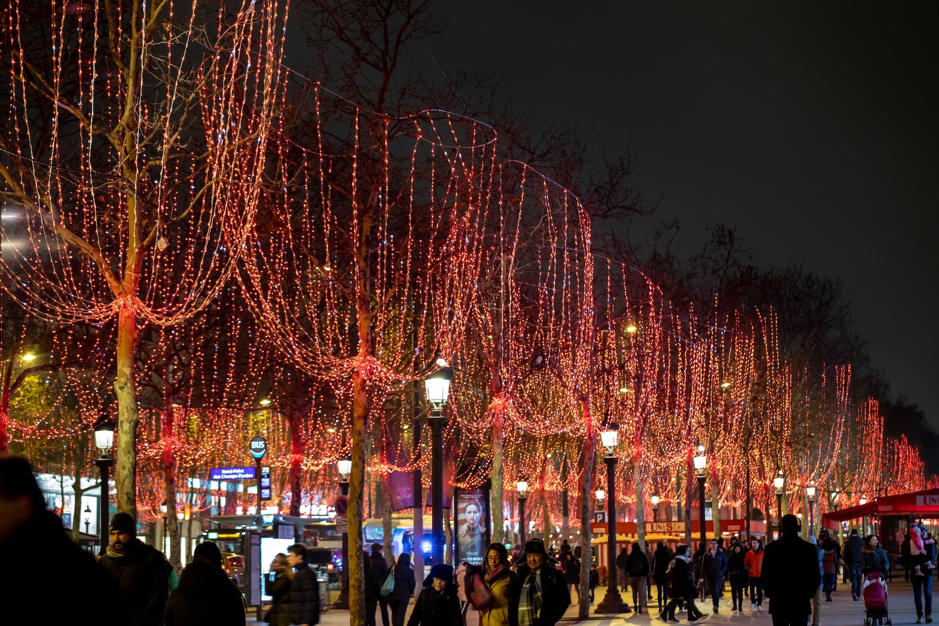 Gli Champs-Elysées sono sicuri di notte