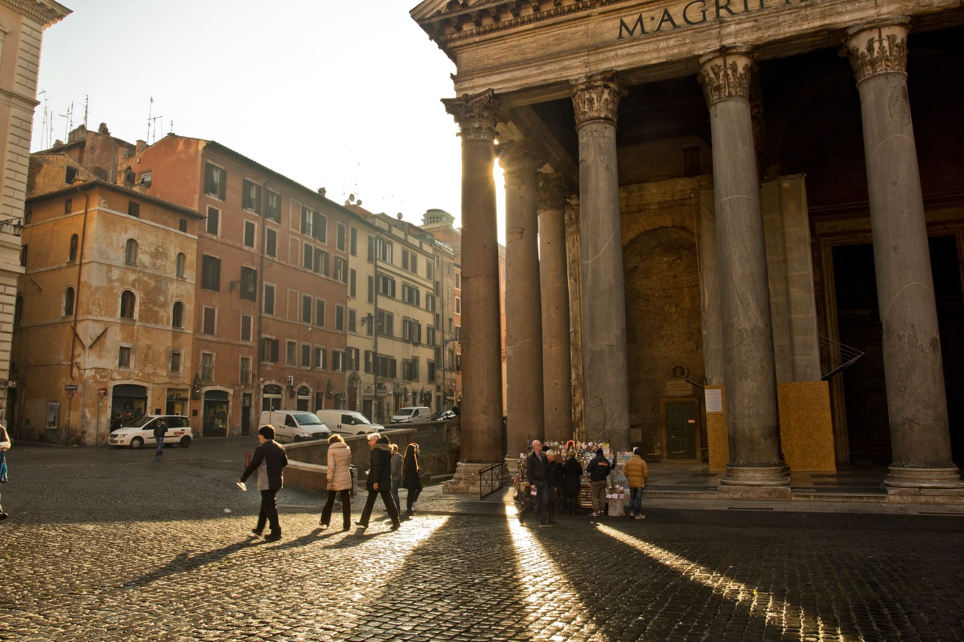 Situato tra Trevi, Navona, Spagna e i Fori Imperiali, il Quartiere Pantheon è perfetto per chi vuole stare vicino alle migliori attrazioni di Roma.