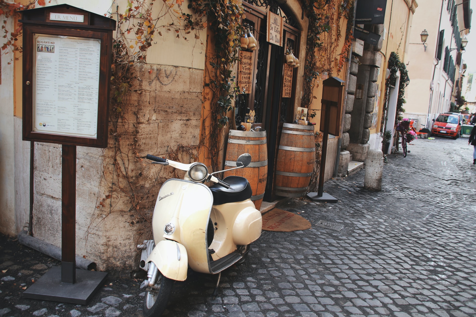Situata sulla riva occidentale del Tevere, Trastevere è una zona giovane e vivace con un'atmosfera alternativa e molti ristoranti.