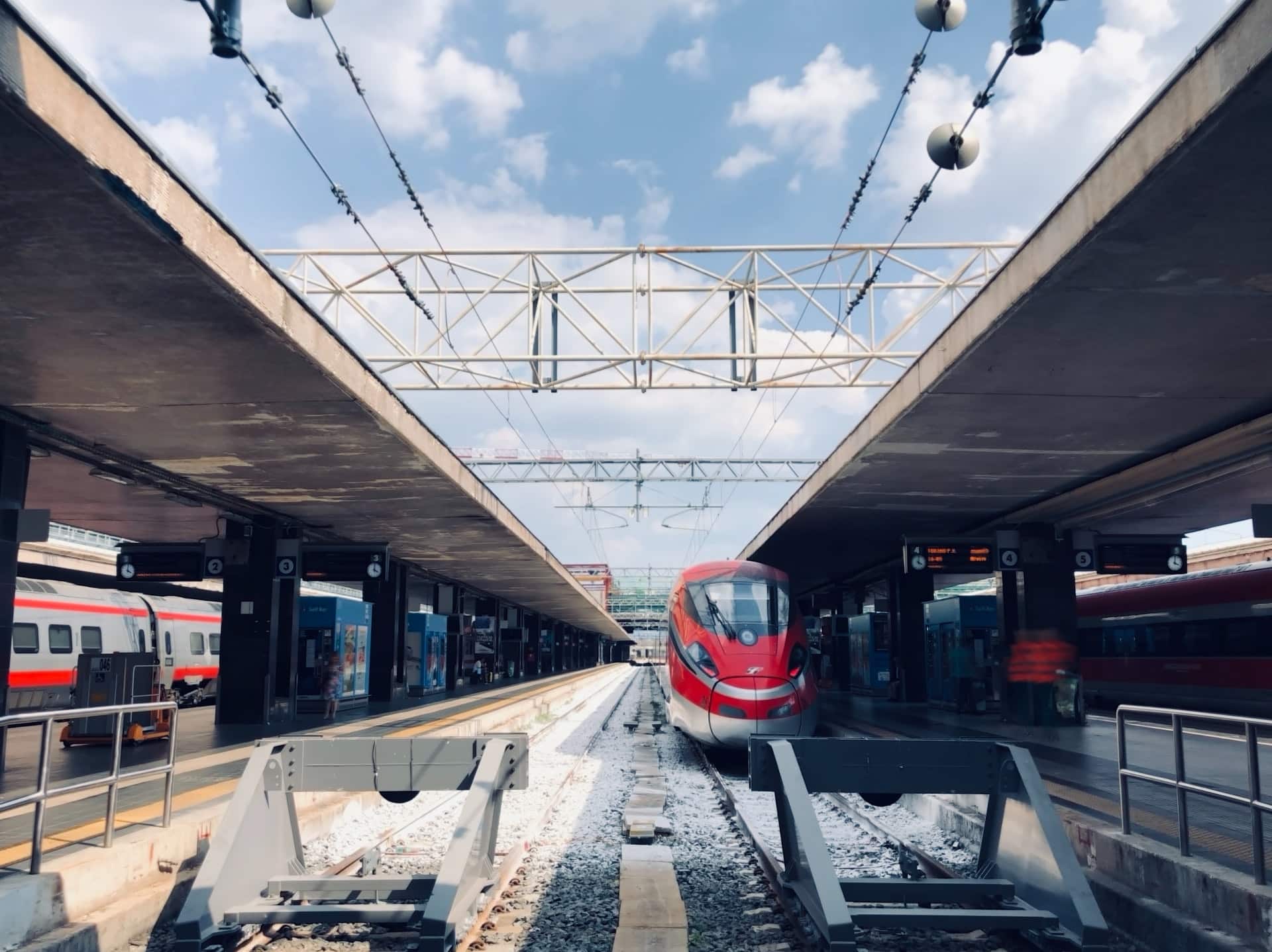 La stazione ferroviaria di Termini è una zona ben collegata e centrale, ricca di hotel economici.