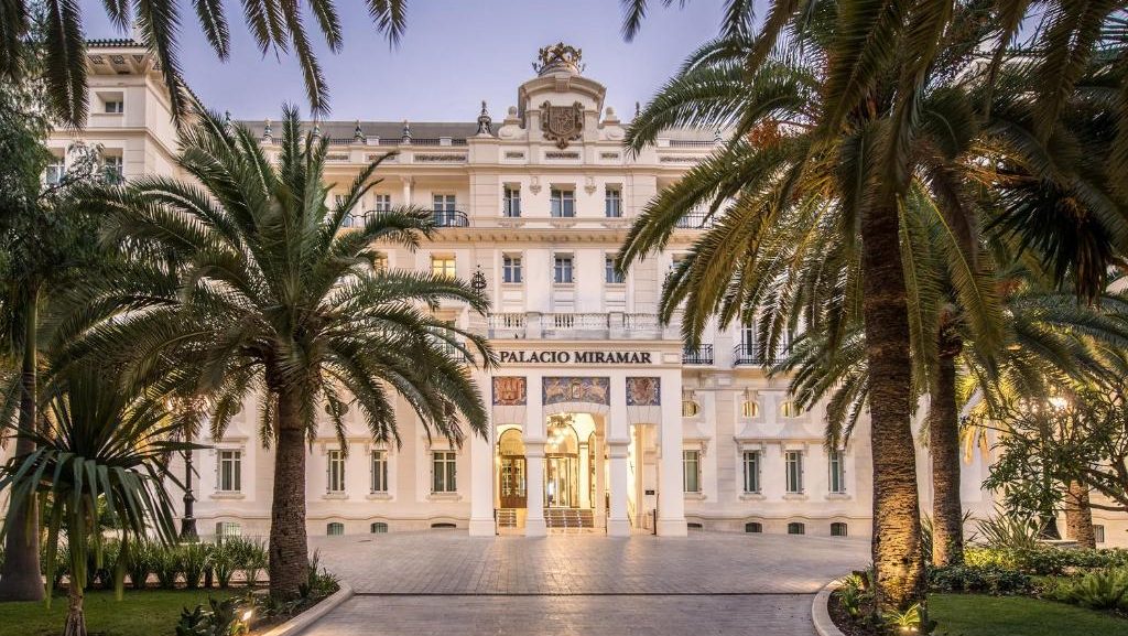 Si quieres disfrutar al máximo de Málaga, el mejor distrito donde buscar alojamiento es el Centro Histórico. Un gran hotel en el centro y cerca de la playa es el Gran Hotel Miramar GL (en la foto). 