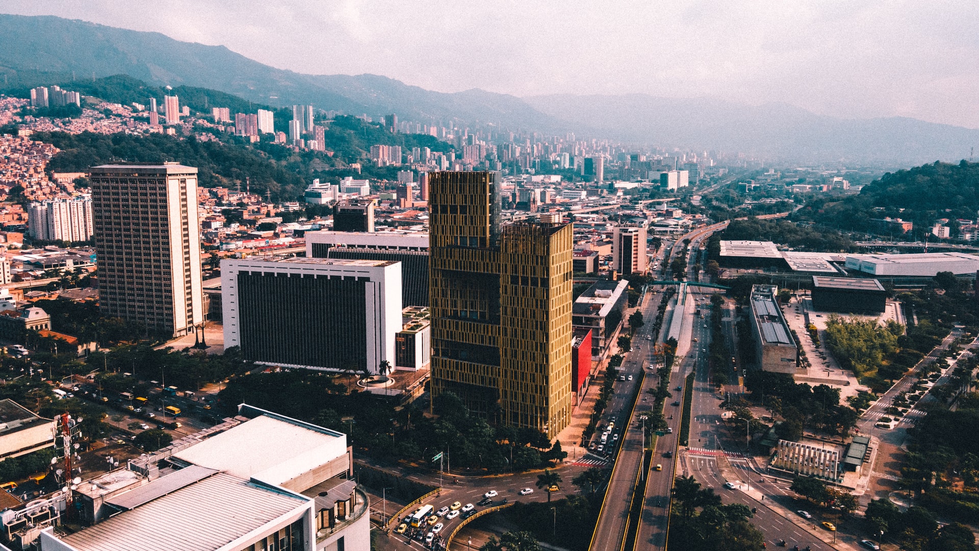 Situata a metà strada tra La Candelaria e El Poblado, Plaza Mayor è destinata a diventare un nuovo quartiere culturale e finanziario di Medellín.