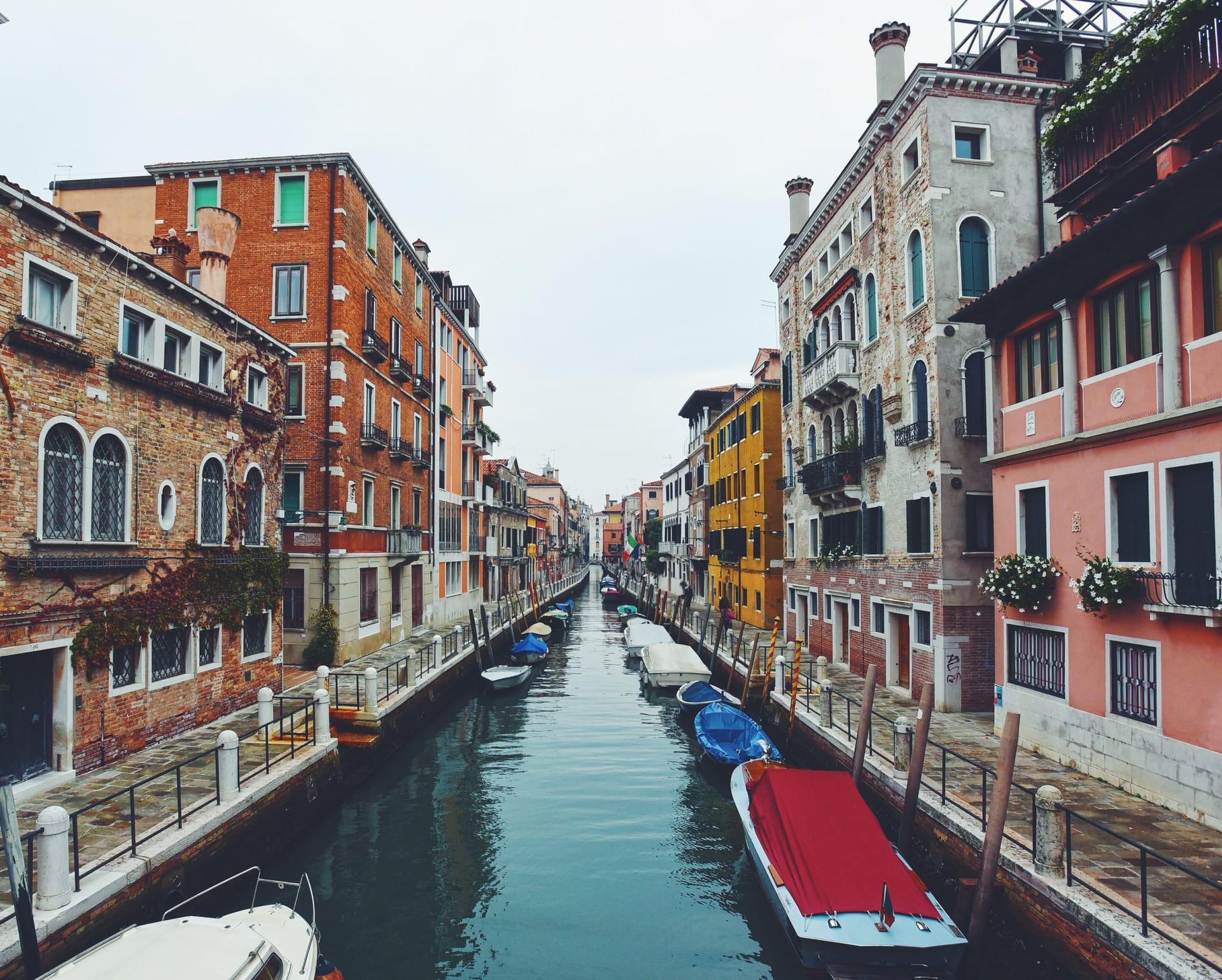 Situada en el extremo sur de Venecia, Dorsoduro es una zona tranquila para disfrutar de la esencia de Venecia lejos de las masas