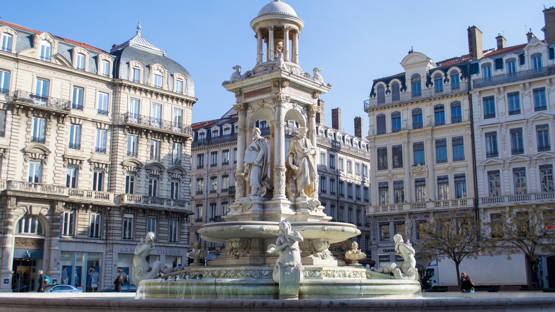 Situada en el corazón de Lyon, la Presqu'île es una zona apasionante repleta de atracciones y fabulosos hoteles. Es la mejor zona para alojarse en Lyon para quienes la visitan por primera vez. Nuestro hotel favorito de este barrio es Hôtel de l'Abbaye.