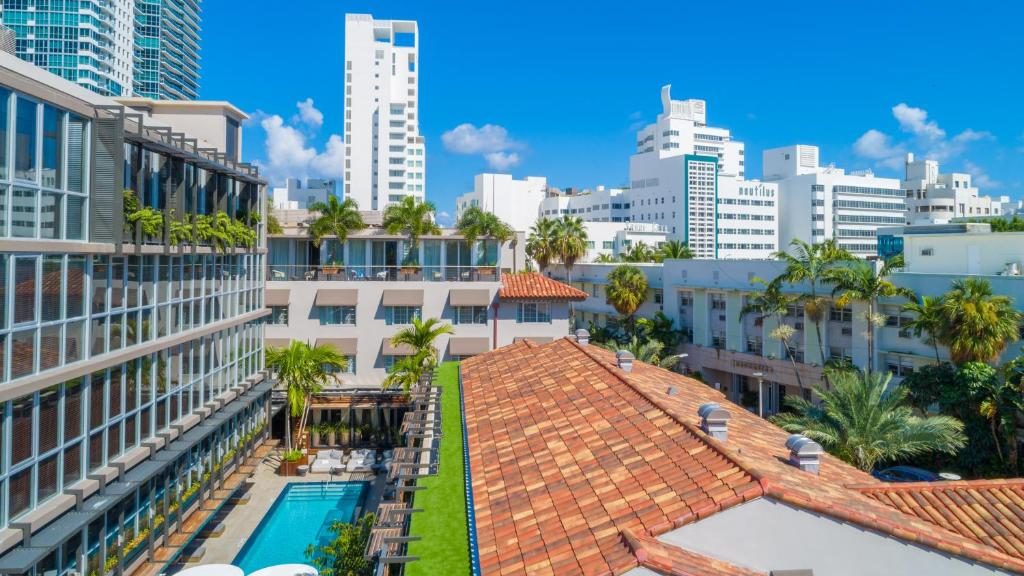 Packed with attractions, bars, clubs, restaurants and some of the best hotels in the city, the South Beach district is the best area for tourists in Miami