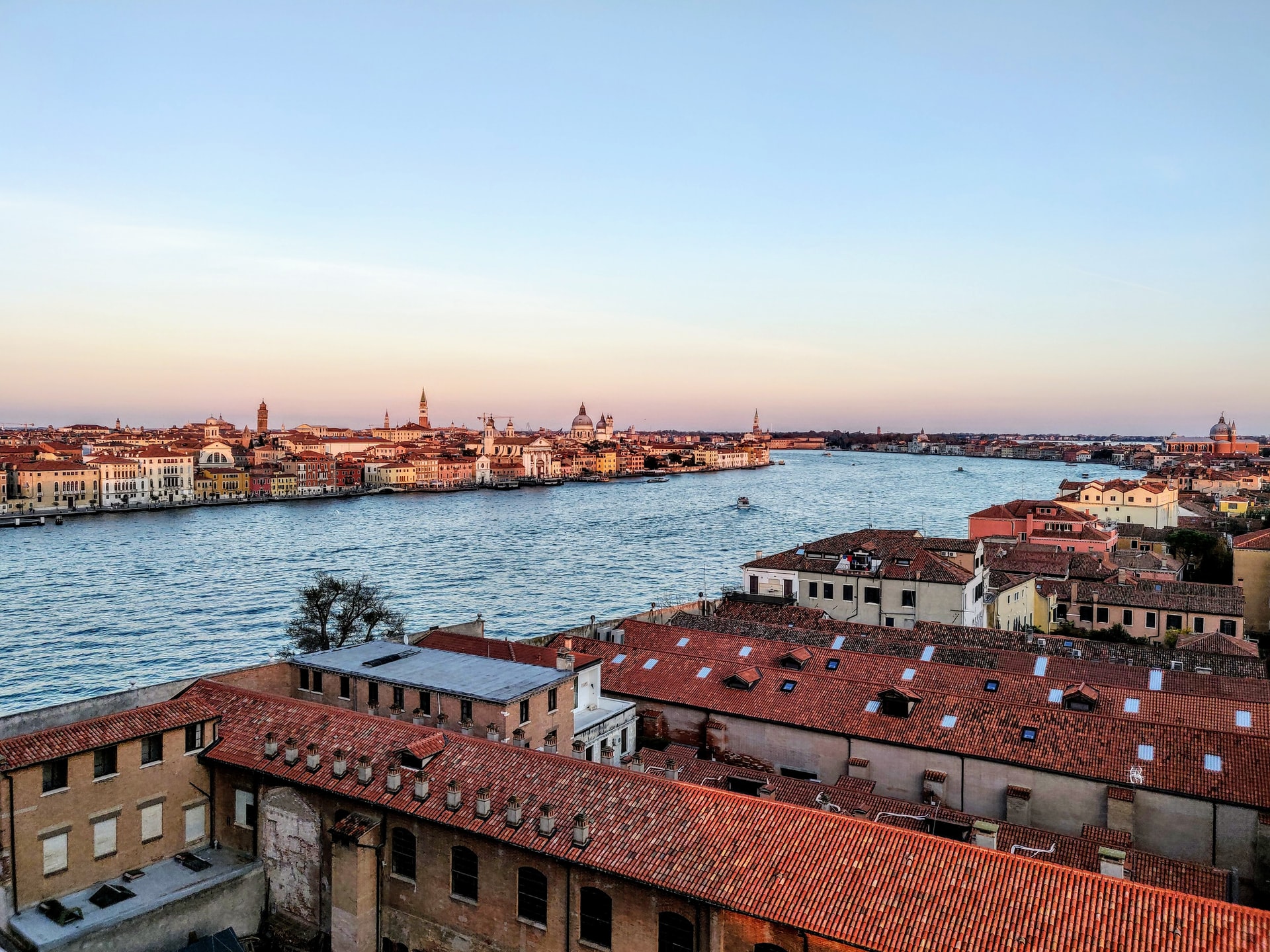 Separada de la isla principal por el canal homónimo, Giudecca parece un mundo alejado de los abarrotados barrios centrales de Venecia