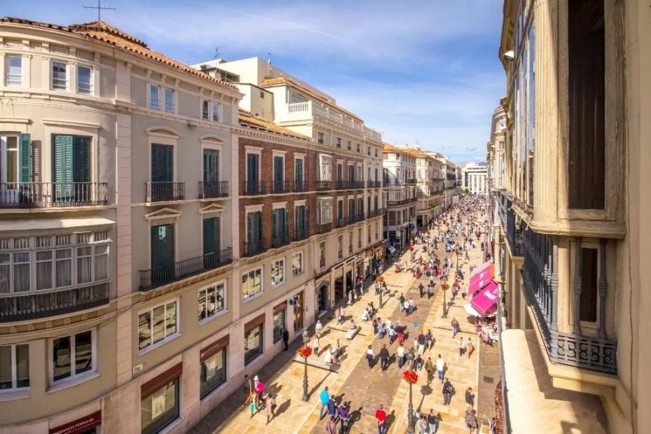 El corazón del casco antiguo de Málaga, la calle Larios, es una elegante y animada zona comercial y de ocio.