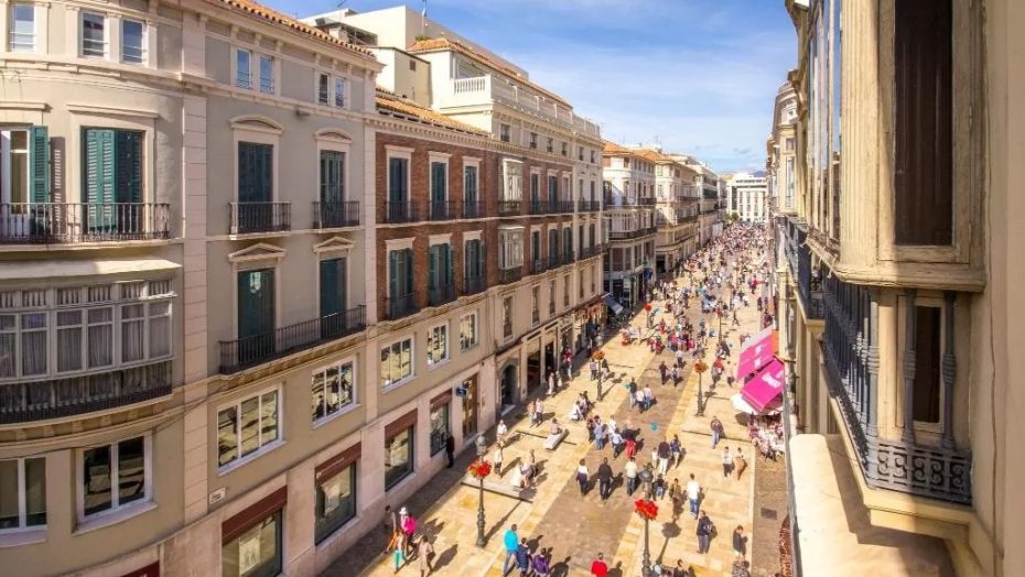 Il cuore del Centro Storico di Málaga, Calle Larios, è un’elegante e vivace area dedicata a shopping e intrattenimento.