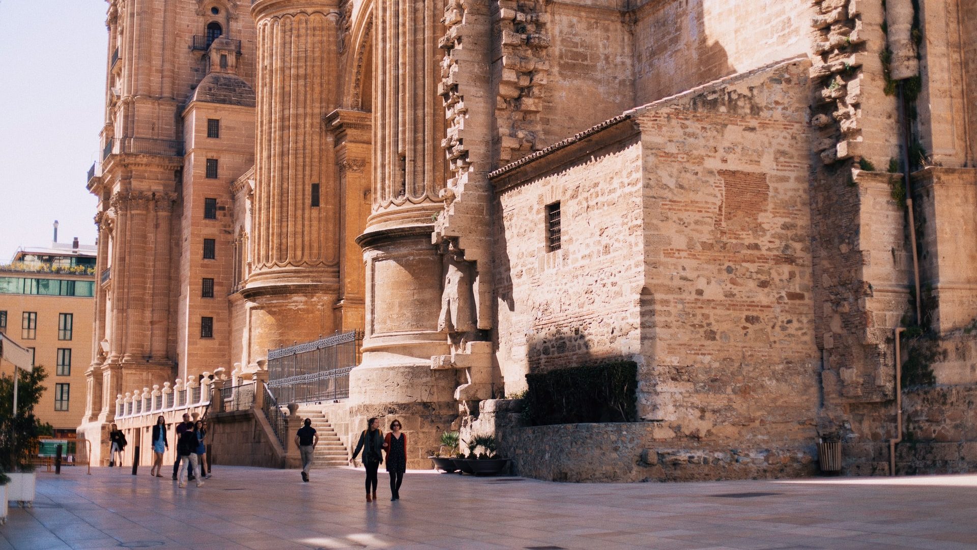 Con una historia que se remonta 2.800 años, el Centro Histórico es la mejor zona donde dormir en Málaga.