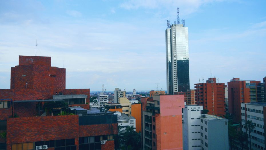 La Zona Rosa, principal zona de restaurantes y vida nocturna de Cali, se encuentra en el norte de la ciudad, rodeada de barrios residenciales y hoteles de lujo