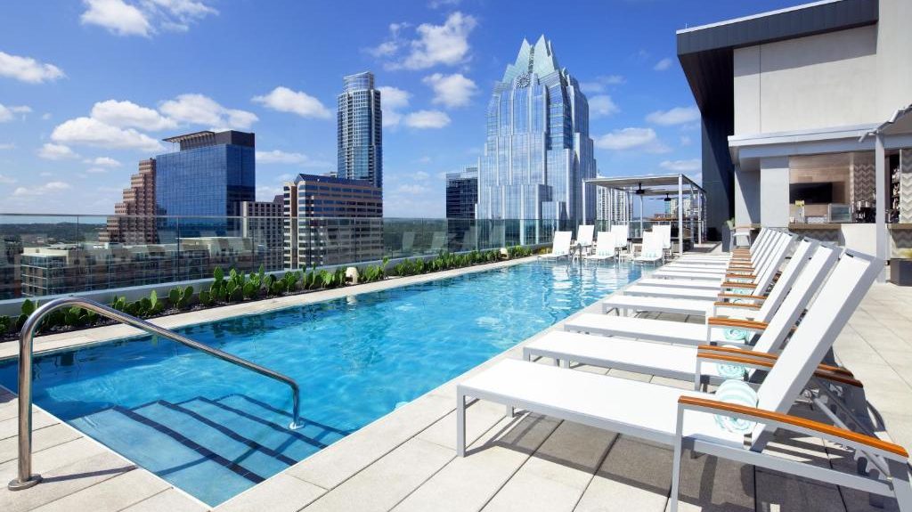 Sede de las principales atracciones turísticas de la capital texana, el distrito de Downtown es la mejor zona donde alojarse en Austin para hacer turismo y visitar la ciudad por primera vez. Si buscas un hotel fabuloso y una piscina aún más fabulosa, echa un vistazo a The Westin Austin Downtown (en la foto).