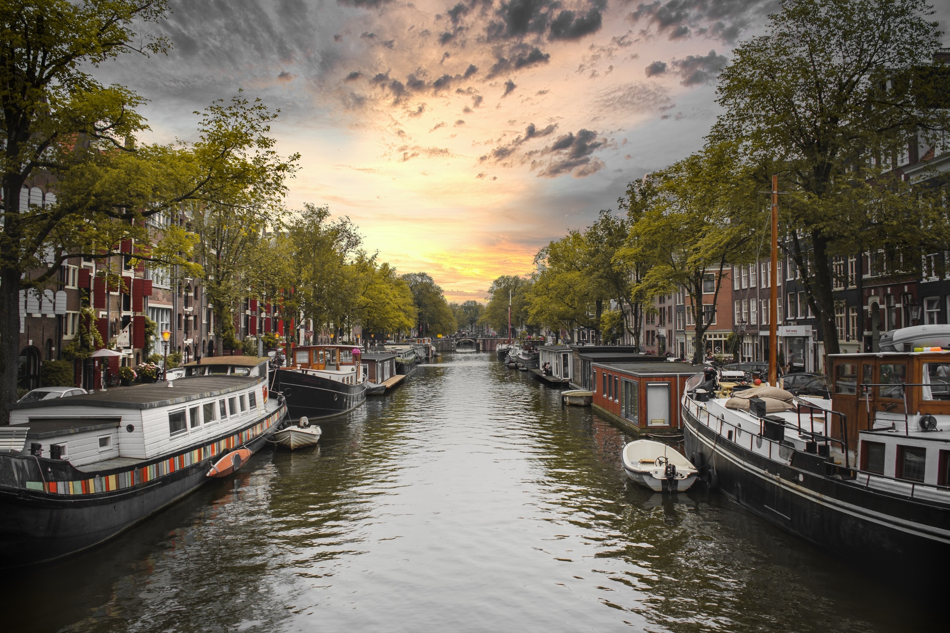 El cinturón de canales de Ámsterdam, conocido como Grachtengordel en holandés, es un área pintoresca y vibrante que bordea los cuatro canales principales de la ciudad: Singel, Herengracht, Keizersgracht y Prinsengracht