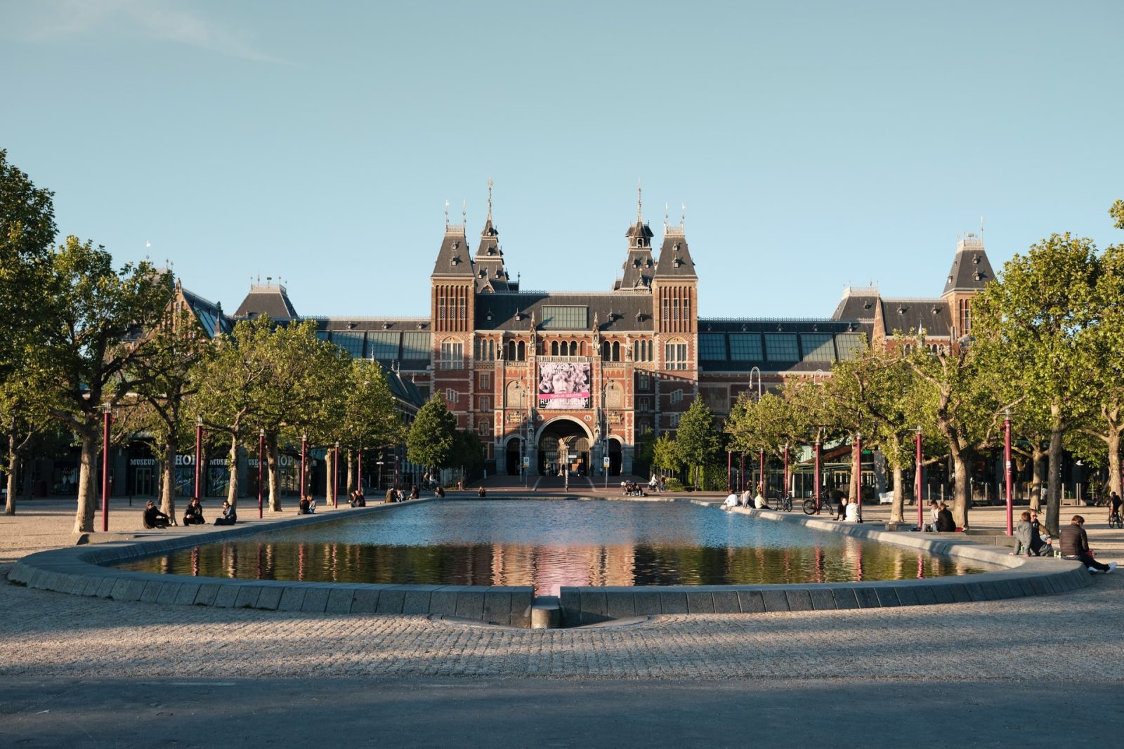 Museumplein Амстердам. Рейксмузеум Амстердам сверху. Рейс музей в Амстердаме. Музей Рейксмузеум Амстердам вид с птичьего полета.