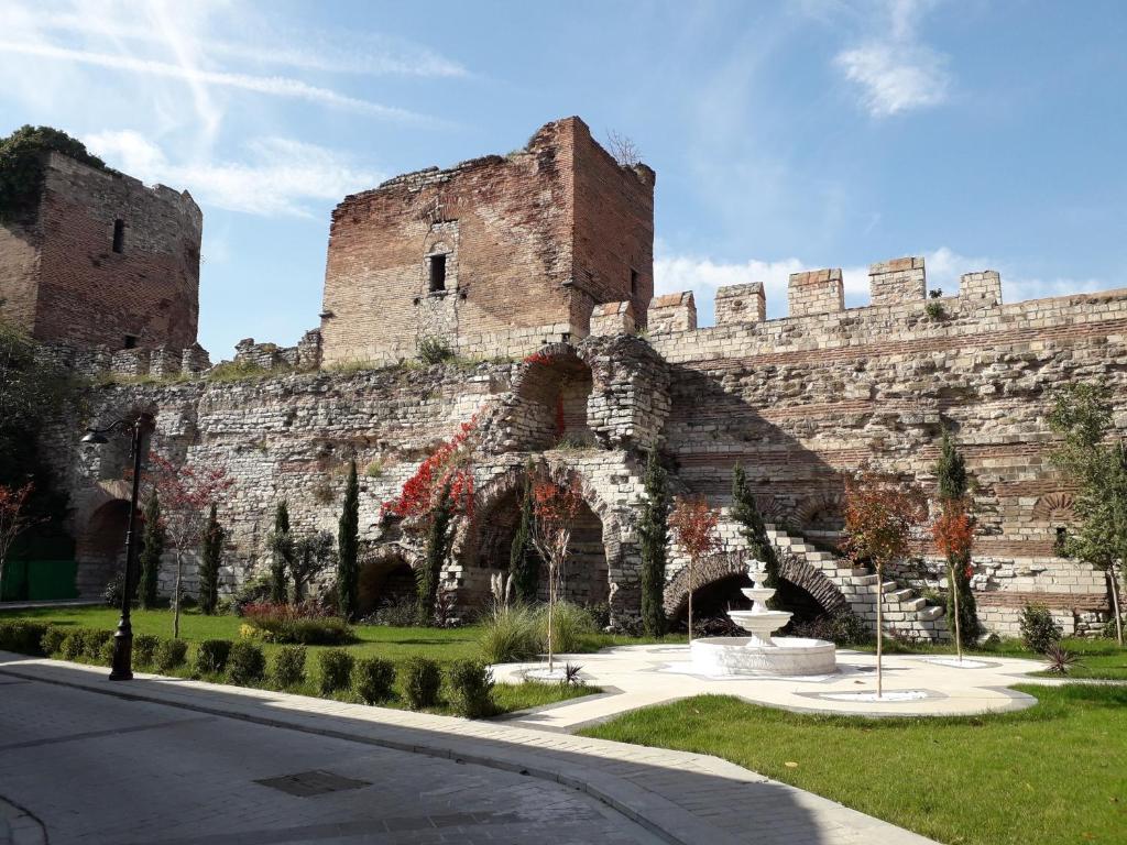 Located between the Wall of Constantine and the Wall of Theodosius, Outer Fatih offers a collection of historic districts and off-the-beaten-path attractions