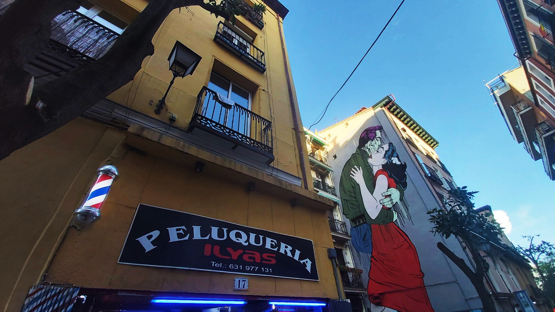 El barri d'Embajadores, que acull El Rastro i Lavapiés, és una zona alternativa plena de bars, cafès i el millor art de carrer de Madrid.